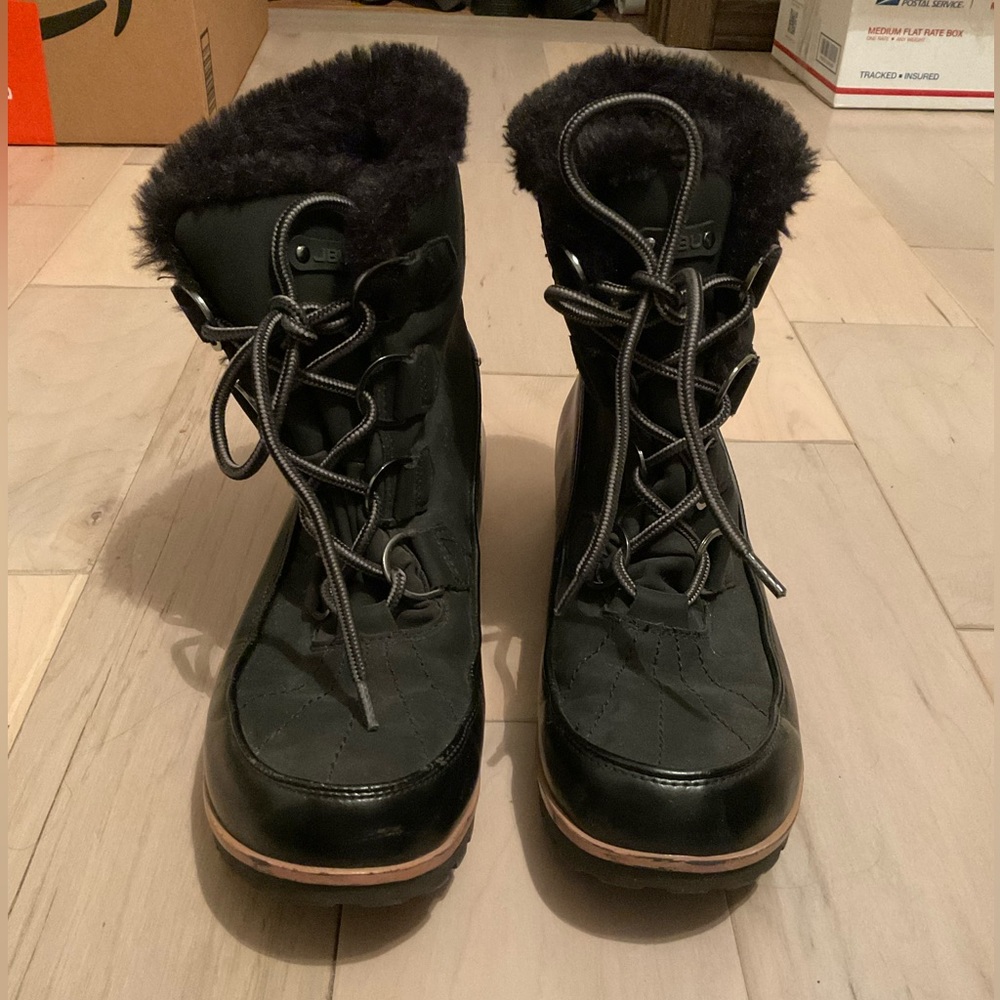 Black winter boots